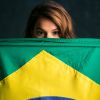Clicada por J.R. Duran, a campanha traz Bruna e Gabriel posando com a bandeira do Brasil