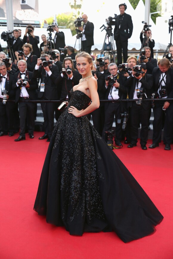 Petra Nemcova veste Zuhair Murad no tapete vermelho da première do filme 'Two Days, One Night' no Festival de Cannes 2014