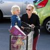 Naomi Watts faz compras em Los Angeles, nos Estados Unidos, com o filho Alexander, de 5 anos, em 28 de janeiro de 2013