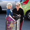 Naomi Watts, após perder SAG Awards para Jennifer Lawrence, passeia com filho