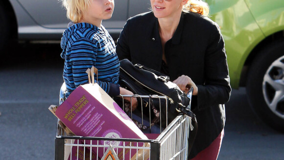 Naomi Watts, após perder SAG Awards para Jennifer Lawrence, passeia com filho