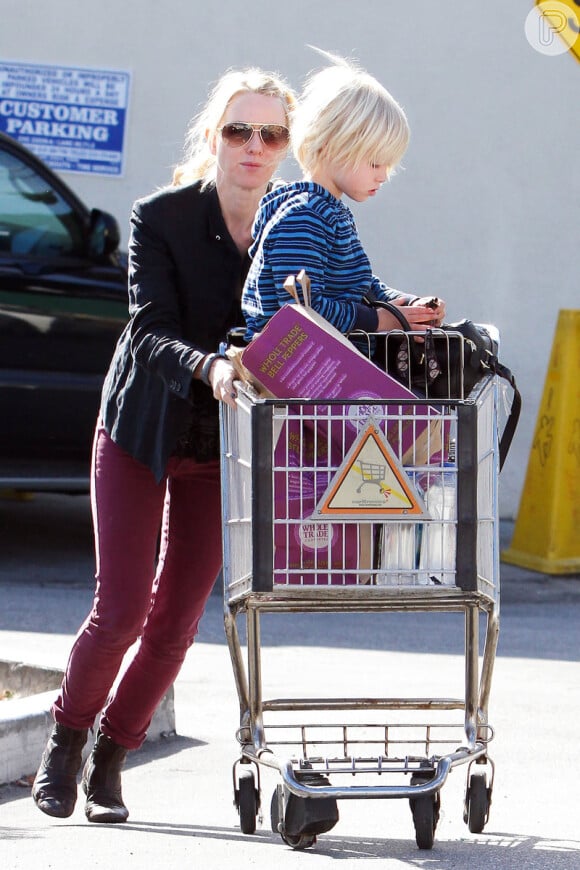 Naomi Watts passeia com o filho Alexander, de 5 anos
