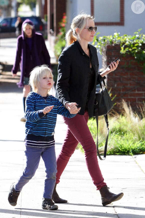 Naomi Watts passeia com o filho Alexander, de 5 anos, em 28 de janeiro de 2013