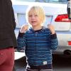 Filho mais velho de Naomi Watts, Alexander, de 5 anos, brinca com uma cordinha