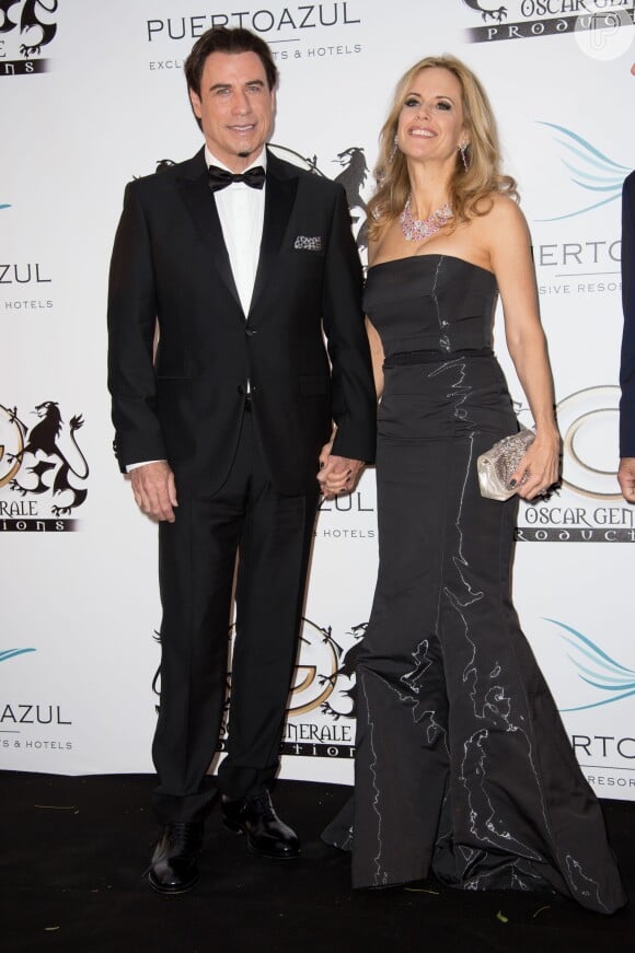 John Travolta e Kelly Preston prestigiam festa durante o Festival de Cannes 2014