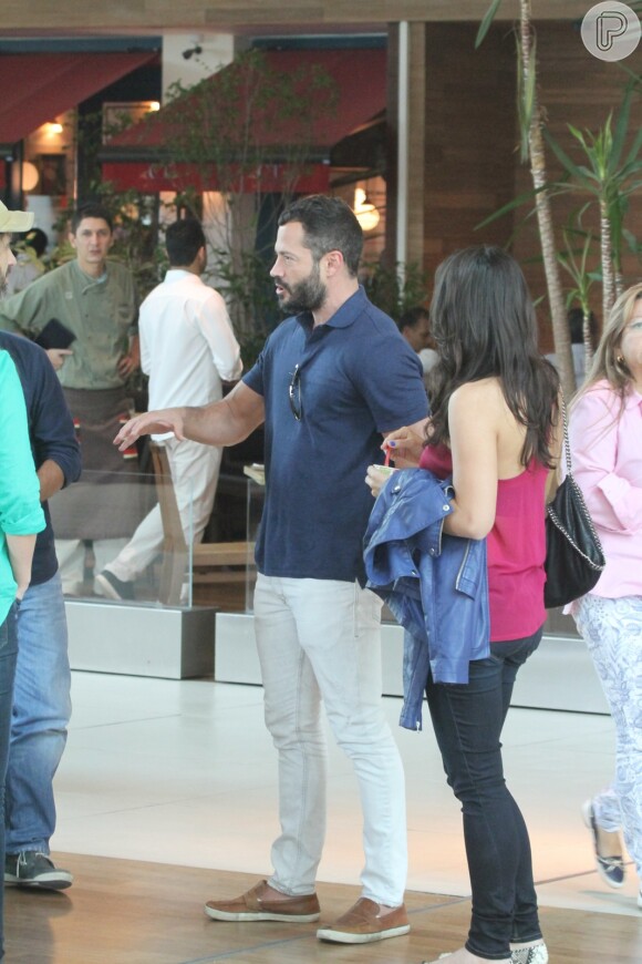 Malvino Salvador foi visto passeando com uma amiga no Shopping Village Mall, na Barra da Tijuca, Zona oeste do Rio de Janeiro, nesta quinta-feira, 22 de maio de 2014