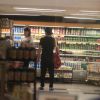 Após o jantar, Caio Castro e Maria Casadevall foram às compras em um supermercado no Leblon, Rio