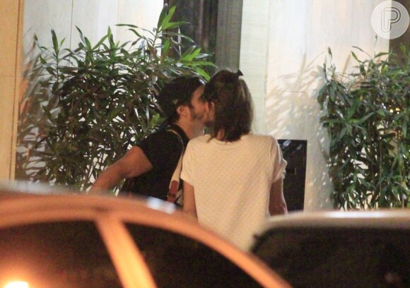 Caio Castro e Maria Casadevall passeiam no Leblon, no Rio, e trocam beijos