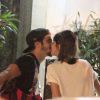 Caio Castro e Maria Casadevall passeiam no Leblon, no Rio, e se beijam na noite desta quinta-feira, 22 de maio de 2014