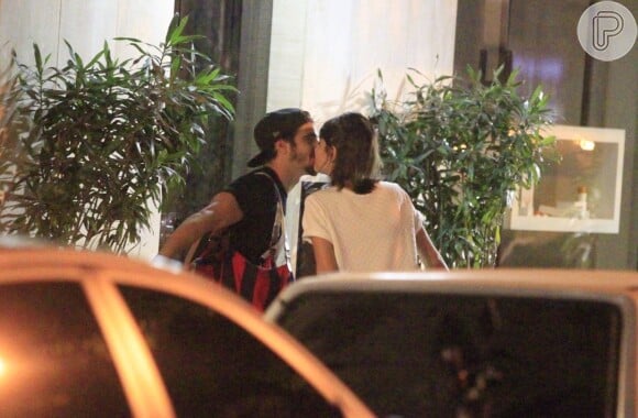 Caio Castro e Maria Casadevall passeiam no Leblon, no Rio, e se beijam na noite desta quinta-feira, 22 de maio de 2014