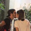 Caio Castro e Maria Casadevall caminham aos beijos pelas ruas do Leblon, no Rio, na noite desta quinta-feira, 22 de maio de 2014