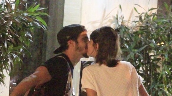 Caio Castro e Maria Casadevall são flagrados aos beijos em rua do Rio