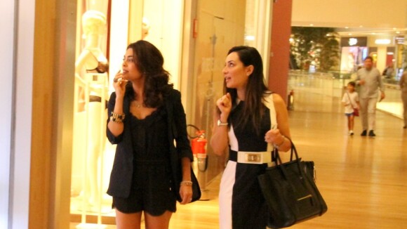 Juliana Paes passeia com amiga em shopping e exibe pernas torneadas