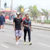 Daniel Alves e Thaíssa Carvalho caminham juntos pela orla da praia do Leblon, na Zona Sul do Rio de Janeiro, em 25 de maio de 2014