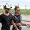 Daniel Alves e Thaíssa Carvalho caminham com loks estilosos pelo Leblon, no Rio
