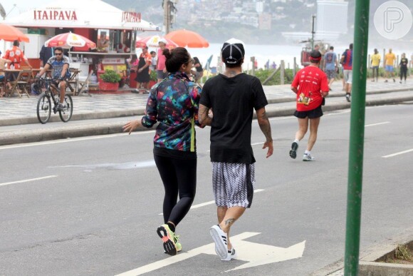 Daniel Alves e Thaíssa Carvalho correm pela orla do Leblon, no Rio