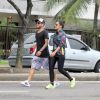 Daniel Alves e Thaíssa Carvalho conversam animadamente durante caminhada 