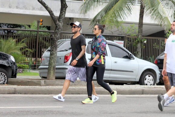 Daniel Alves e Thaíssa Carvalho conversam animadamente durante caminhada 