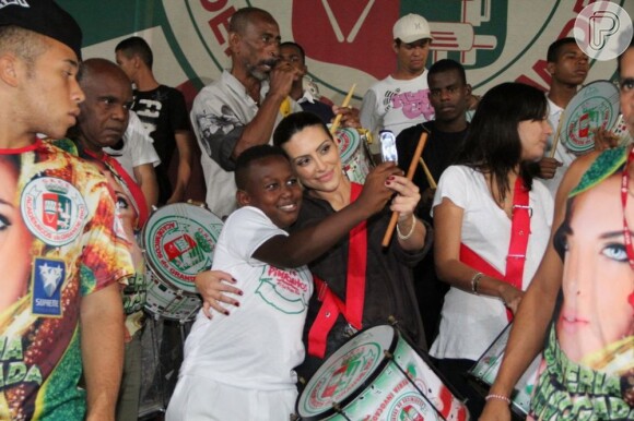 Cleo Pires tira foto com integrantes da escola de samba