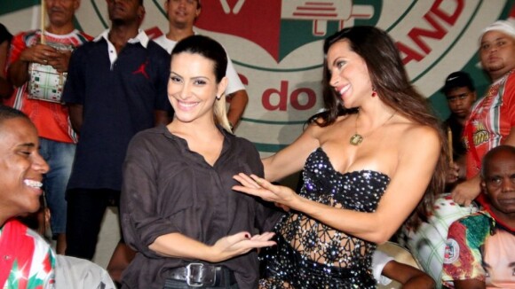 Cleo Pires se diverte com Carla Prata e David Brazil em ensaio da Grande Rio