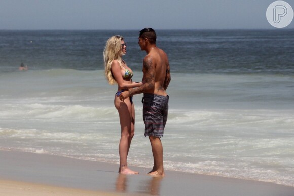 Bárbara Evans e o jogador do Corinthians Paolo Guerrero foram flagrados em uma praia carioca no mês de fevereiro