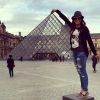 Anitta visitou o Museu do Louvre durante passeio pela França