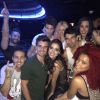 Anitta posa com amigos em boate na Espanha