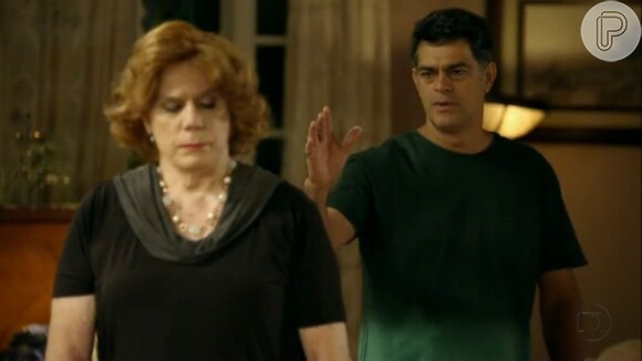 Reginaldo Faria, como Veruska, contracena com Du Moscovis, personagem Léo, em episódio de 'Louco por Elas'