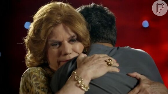 Dona Veruska, interpretada por Reginaldo Faria, abraça Léo, personagem de Du Moscovis, em episódio de 'Louco por Elas'