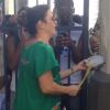 Ivete Sangalo tocou tamborim com os fãs na porta de sua casa