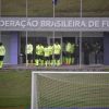 Craques da Seleção Brasileira enfrentam temperatura baixa durante o primeiro treino para a Copa do Mundo