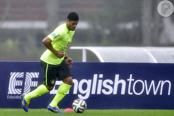O atacante Hulk mostra disposição no primeiro treino da Seleção Brasileira para a Copa do Mundo