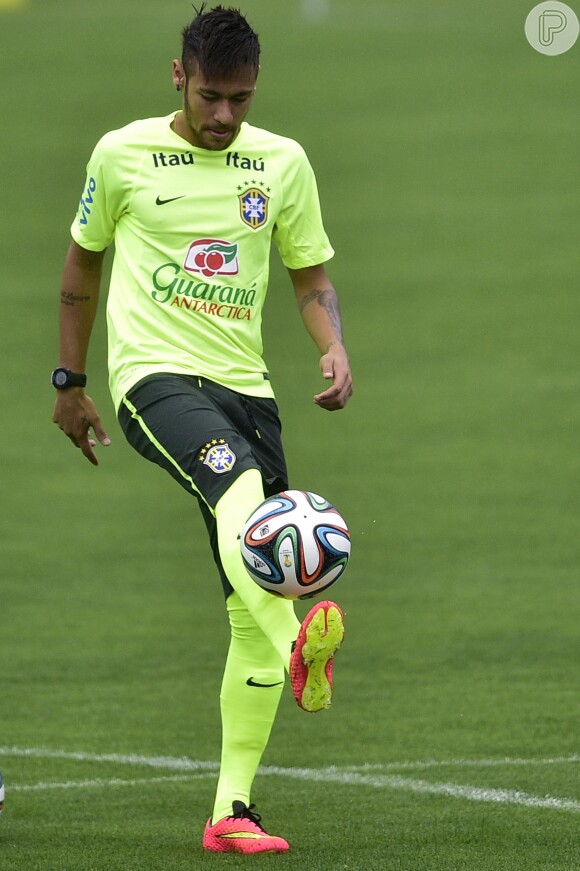 Neymar mostra seu talento com a bola durante o primeiro treino para a Copa do Mundo