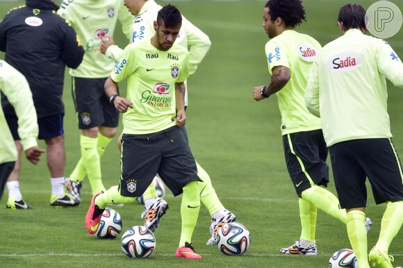 Neymar e os outros jogadores da Seleção Brasileira se aquecem antes do primeiro treino para a Copa do Mundo