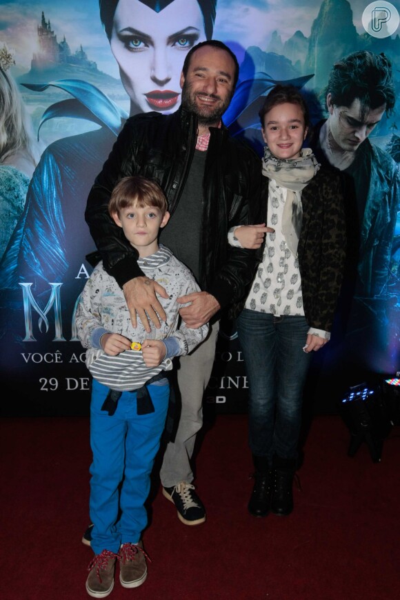 Marcelo Rosenbaum e os filhos na pré-estreia de 'Malevóla', no Cinépolis do Shopping JK Iguatemi, em São Paulo
