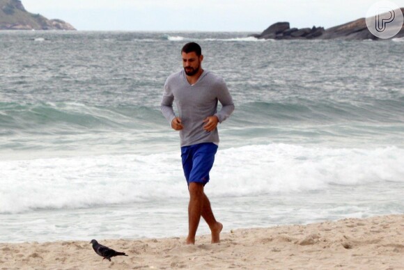 Cauã Reymond corre na areia da praia do Leblon, no Rio de Janeiro, em 29 de maio de 2014