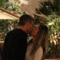 Flávia Alessandra e o marido, Otaviano Costa, trocam beijos em shopping no Rio