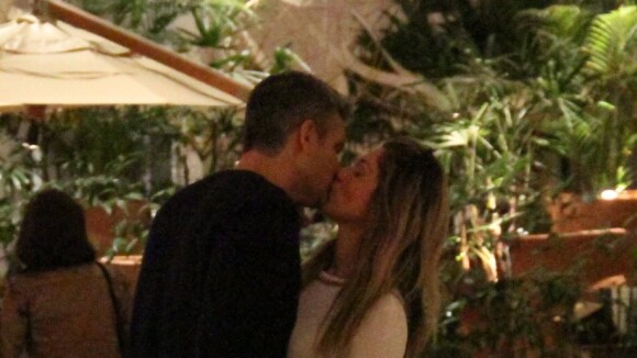 Flávia Alessandra e o marido, Otaviano Costa, trocam beijos em shopping no Rio