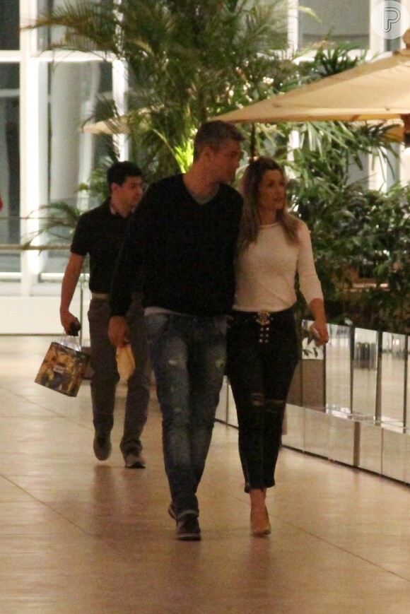 Flávia Alessandra e Otaviano Costa trocaram carícias e andaram abraçados pelos corredores do shopping