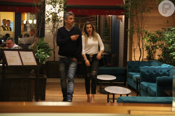 Flávia Alessandra e Otaviano Costa aproveitaram e foram a um restaurante do shopping