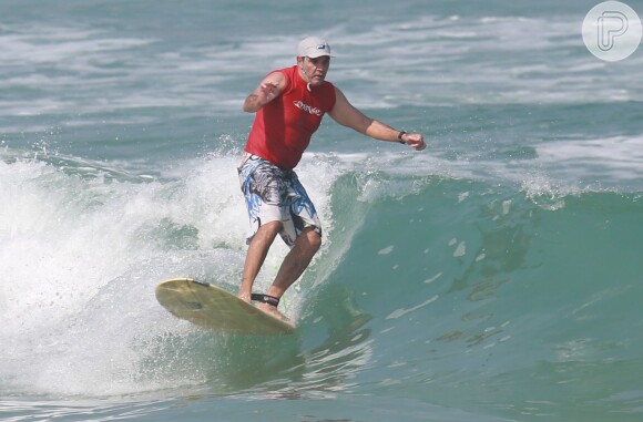 Aos 53 anos, Humberto Martins pratica vários esportes: ele surfa, joga golfe e anda de skate