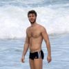 No ar na novela 'Em Família', Miguel Thiré exibe boa forma na praia do Leblon, no Rio (2 de junho de 2014)