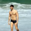Miguel Thiré exibe boa forma na praia do Leblon, na Zona Sul do Rio de Janeiro (2 de junho de 2014)