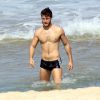 Miguel Thiré exibe boa forma na praia do Leblon, na Zona Sul do Rio de Janeiro (2 de junho de 2014)