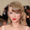 Taylor Swift é adepta ao combo delianeador gatinho + batom vermelho