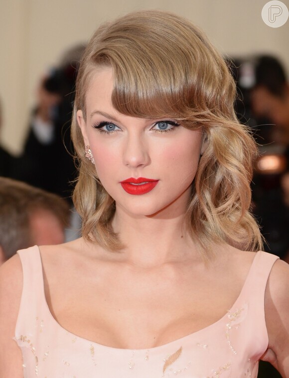 Taylor Swift é adepta ao combo delianeador gatinho + batom vermelho
