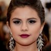 Mesmo tendo olhos pequenos, Selena Gomez investiu no traço mais espesso esfumando o côncavo com sombras mais escuras para dar profundidade ao olhar
