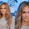 Jennifer Lopez deixou as sombras pesadas e surgiu com ar saudável com delineado marcado e muito bronze