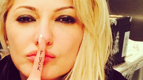 Antonia Fontenelle tatua palavrão em inglês no dedo: 'Me deixem tentar'