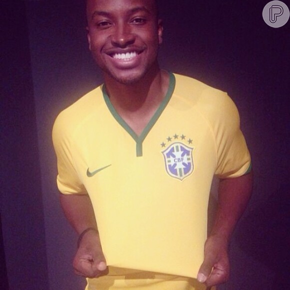 Thiaguinho, apaixonado por futebol e amigo do craque Neymar, vai de  camisa oficial da Seleção Brasileira para torcer pelo país